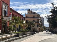 Battipaglia, urina in piazza: si accende dibattito su degrado