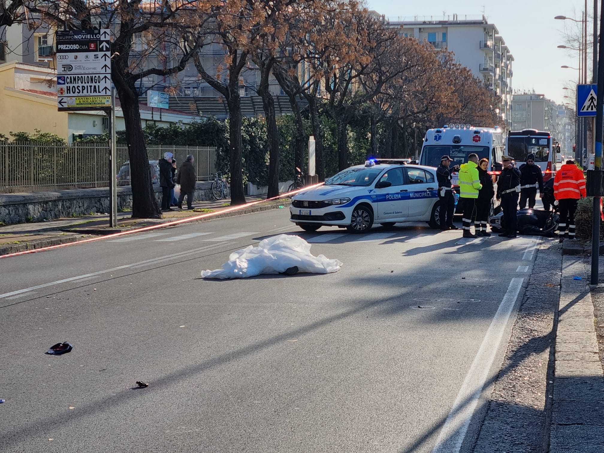 Salerno, incidente mortale: pedone travolto da una moto -