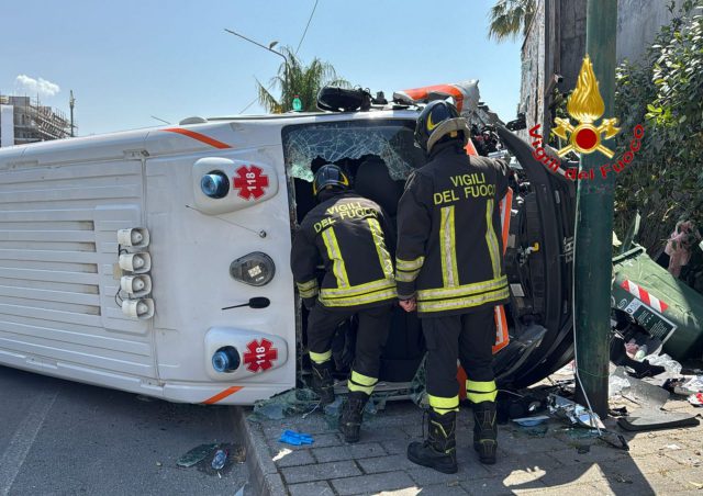 ambulanza ribaltata