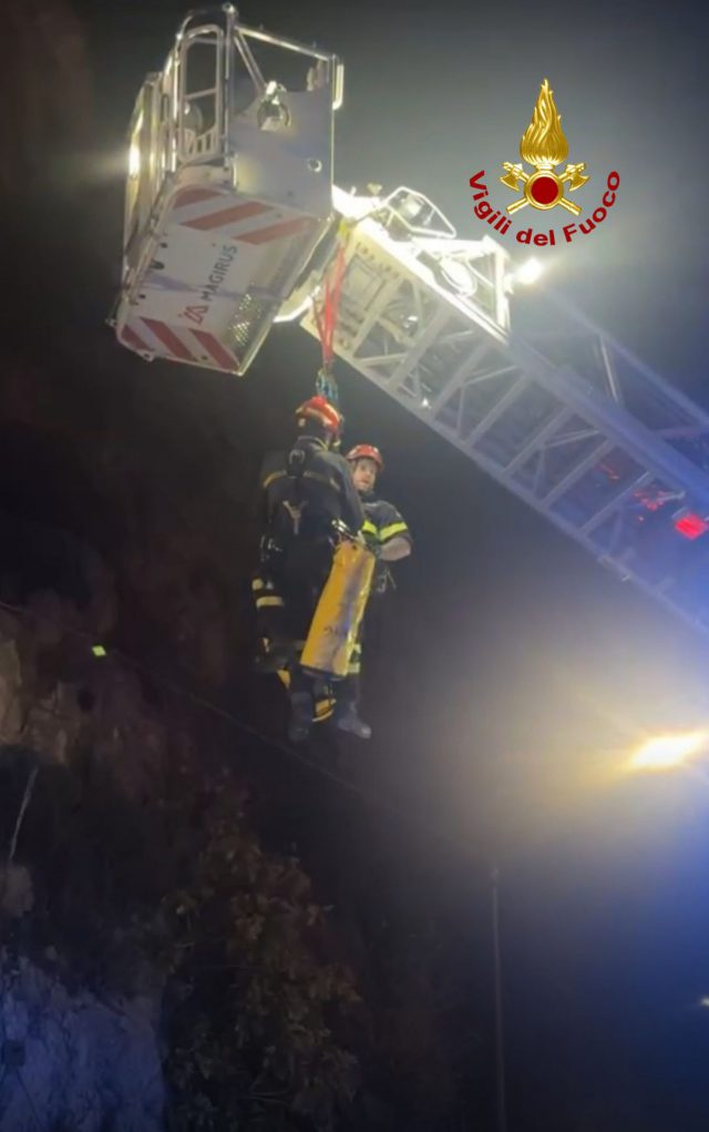 SAlerno, auto precipita da via Benedetto Croce