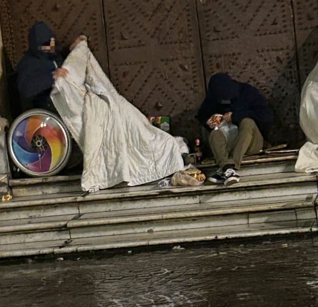 Napoli, senzatello riabbraccia famiglia