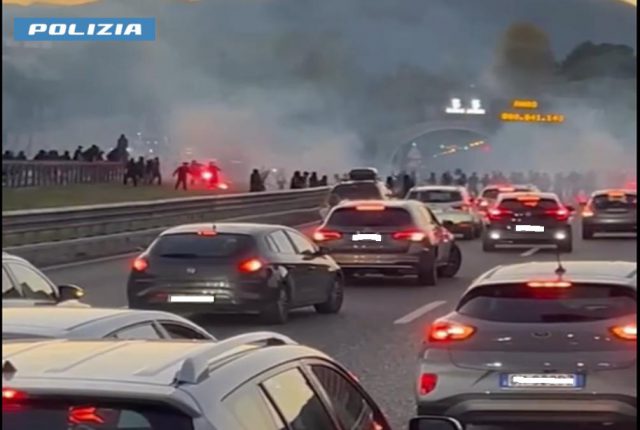 scontri tifosi salerno autostrada
