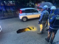 Via Calenda, si apre una voragine: strada chiusa