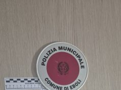 Eboli, minaccia i passanti con il coltello: condotto in ospedale