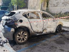 Eboli, auto distrutta dalle fiamme