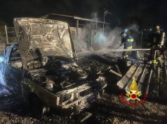 Incendio a Pontecagnano, in fiamme casetta su ruote e furgone