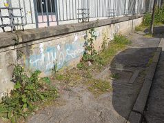 Eboli, via Caduti di Bruxelles: marciapiedi “off”