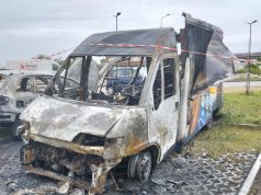 Battipaglia, auto e furgone distrutti dalle fiamme