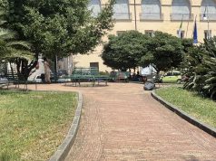Salerno, piazza Matteo Luciani tra degrado e bivacco