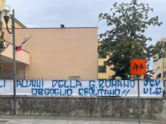 Eboli, striscione “ultras” per IC Romano: “Orgoglio ebolitano”