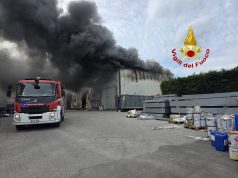 Sant’Arsenio, capannone distrutto dalle fiamme