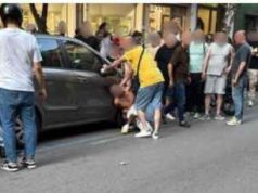 Battipaglia, tenta di aggredire bambini: linciato