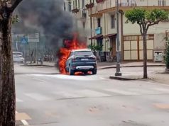 Battipaglia, auto in fiamme lungo la statale 18