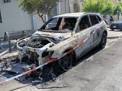 Eboli, auto distrutta dalle fiamme: indagini dei carabinieri