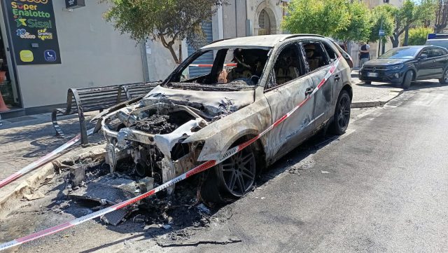 auto incendio via nobile