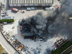 Sant’Arsenio, capannone distrutto dalle fiamme: duro lavoro dei vigili del fuoco