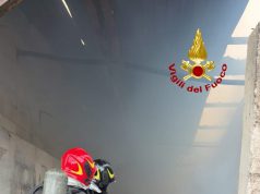 Torraca, capannone in fiamme