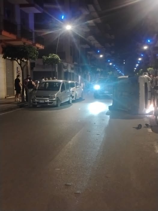auto ribaltata via mazzini battipaglia