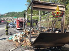 Autostrada A2, furgone in fiamme