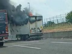 Incendio sull’A2, in fiamme un camion carico di batterie e pannelli fotovoltaici