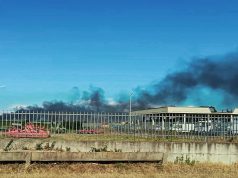 Eboli, incendio a Fiocche: colonna di fumo invade la strada