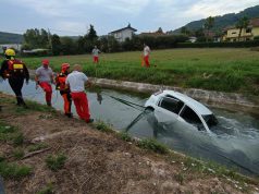 Matinella, auto nel canale: donna salvata