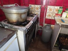 Vivono in 15 in un appartamento a Salerno, disposto lo sgombero