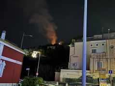 Salerno, incendio in via della Valle
