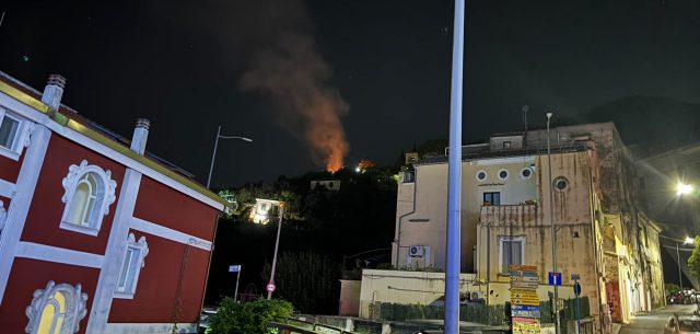 Salerno incendio via DELLA VALLE