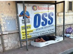 Battipaglia, senzatetto dorme alla fermata: polemica social