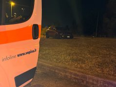 Pontecagnano, auto si ribalta in rotatoria: un ferito