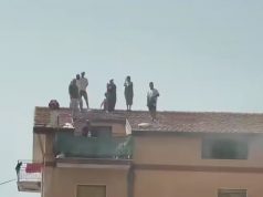 Eboli, incendio in un appartamento: gli inquilini costretti a rifugiarsi sul tetto