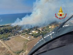 Eboli, vasto incendio a Campolongo