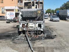 Battipaglia, camion della nettezza urbana in fiamme