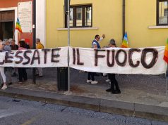 Eboli, striscioni rimossi: sit-in al Comune