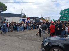Eboli, la protesta carovita si allarga: studenti e docenti al presidio