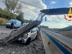 Incidente sull’a30 Salerno-Avellino: mezzo pesante colpisce un cavalcavia, chiuse entrambe le carreggiate