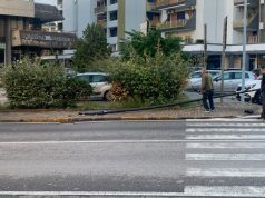 Battipaglia, due incidenti: palo dell’illuminazione divelto e ciclista ferito