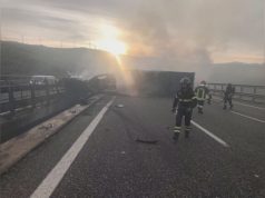 Tragedia sull’A2: camion si ribalta e prende fuoco, morto l’autista